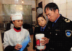 <b>县食物药品监视办理局城区南所餐饮监管员正在</b>